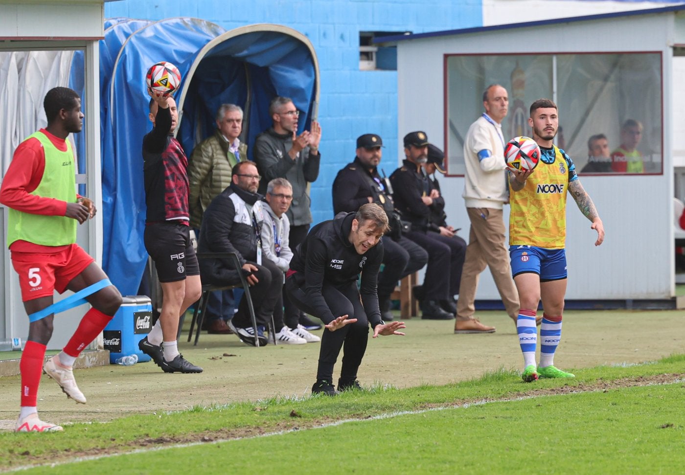 Manolo pide calma a sus jugadores desde la banda en el derbi comarcal ante el Marino en el Suárez Puerta.