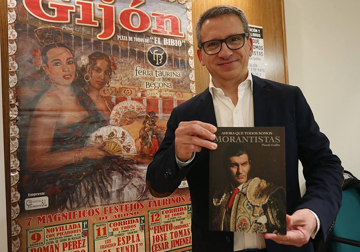 Manolo Guillén, con su libro 'Ahora que somos morantistas', ayer, en el salón de actos de Caja Rural.