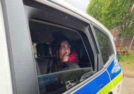 En la foto, el conductor temerario, dentro de un coche policial una vez detenido. En el vídeo, la impresionante persecución policial.