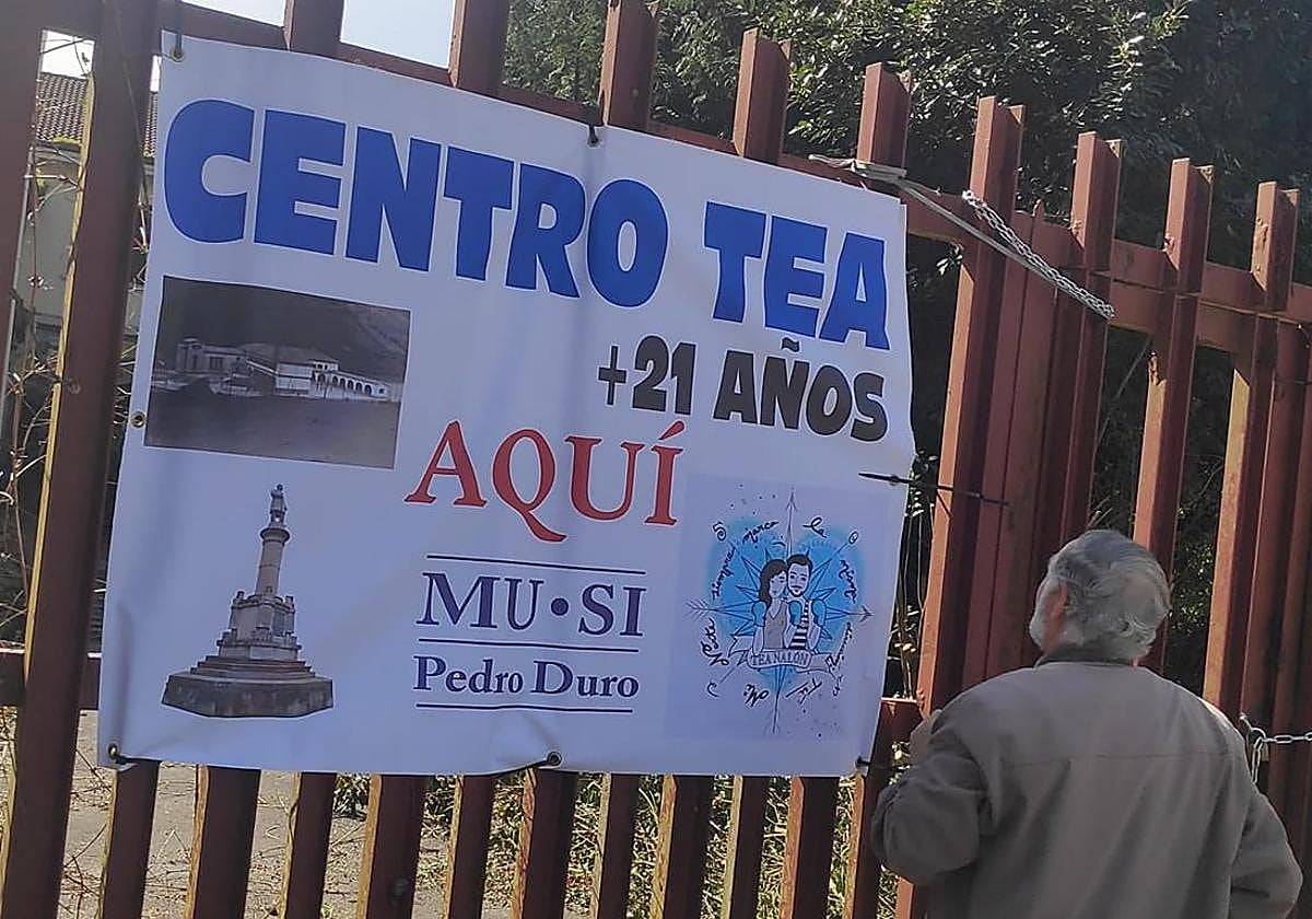 Pancarta a la entrada del colegio de la Salle de Ciaño.