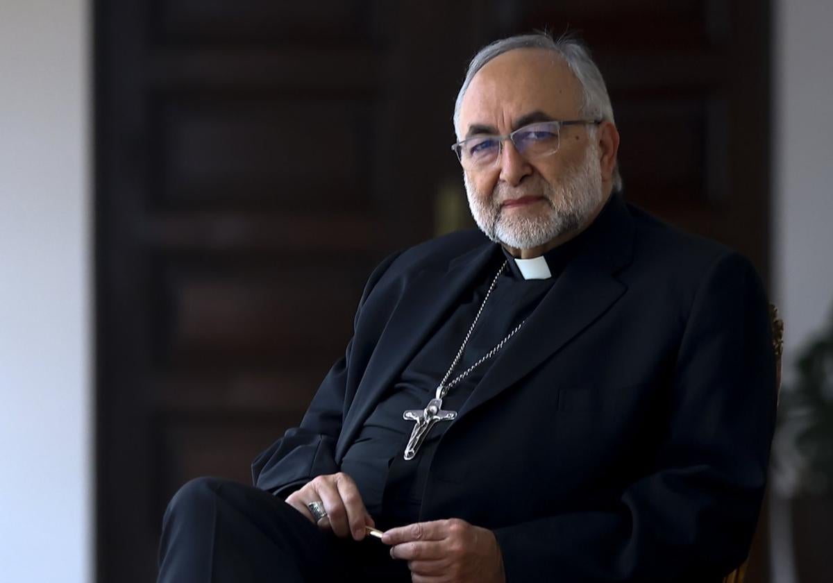 Jesús Sanz Montes, en una de las estancias del palacio episcopal.