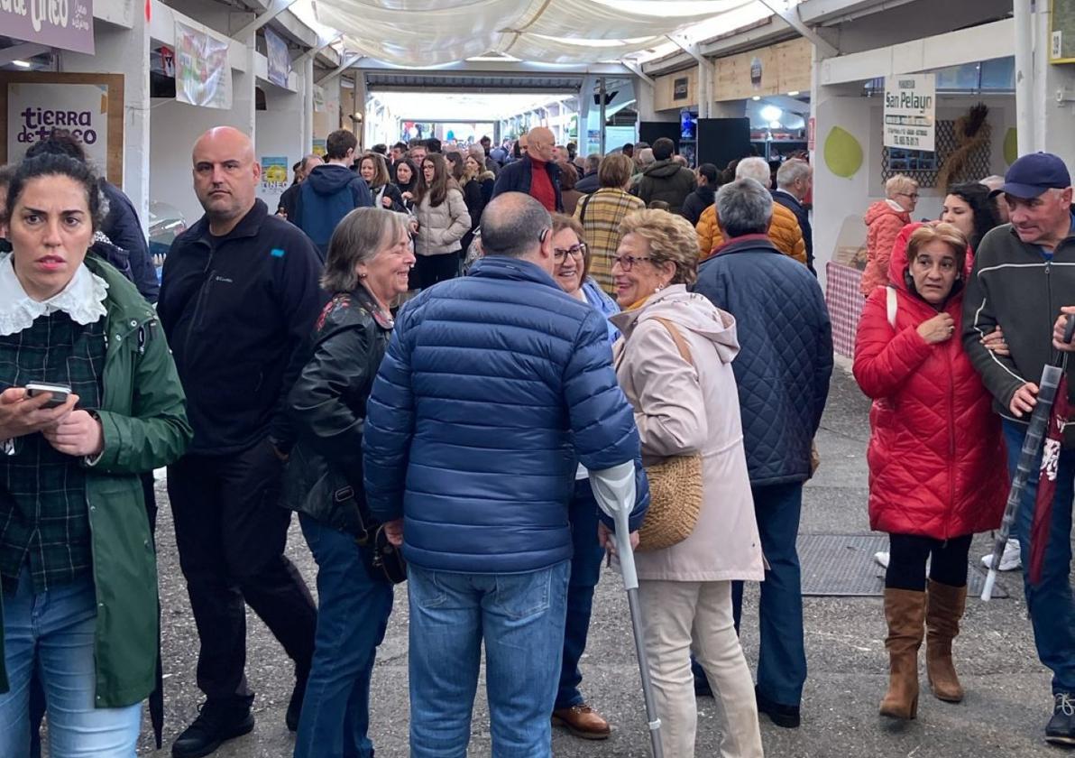 Visitantes que ayer acudieron a la Feria de Tineo.