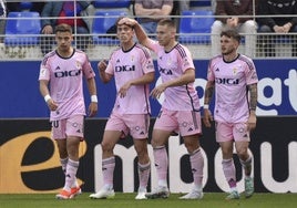 Masca, Paulino, Alemao y Viti celebran el primer gol del Oviedo, el de Paulino.