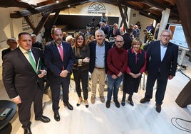 José Manuel Vega, director de zona de Avilés de Caja Rural de Asturias; Ángel Rodríguez Vallina, director general de Asturgar; Laura Mayordomo, coordinadora de AsturiasInnova+; José Luis Vega, jefe de Promoción Empresarial del Ayuntamiento de Avilés; Iván Aitor Lucas, director general de Innovación, Investigación y Transformación Digital; Mariví Monteserín, alcaldesa de Avilés, y José María Urbano, director de AsturiasInnova+.