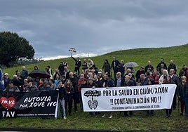 Vecinos de la zona oeste de Gijón y de la Plataforma Anticontaminación se concentraron este sábado en la glorieta de El Arbeyal para mostrar su rechazo al vial de Jove.