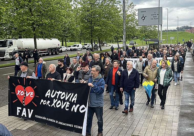 Vecinos de la zona oeste de Gijón y de la Plataforma Anticontaminación se concentraron este sábado en la glorieta de El Arbeyal para mostrar su rechazo al vial de Jove.