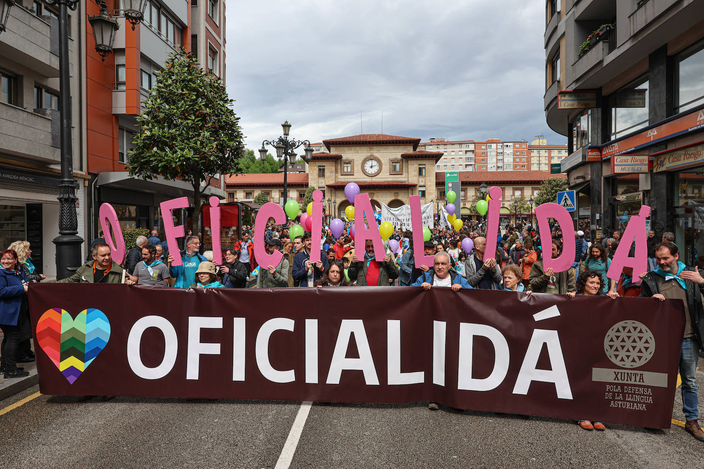 Las imágenes que deja la manifestación en Oviedo por la oficialidad del asturiano