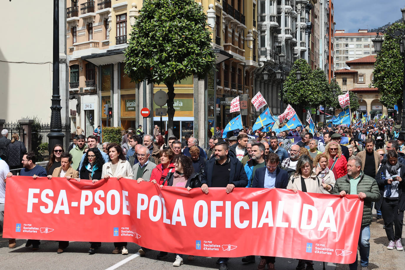 Las imágenes que deja la manifestación en Oviedo por la oficialidad del asturiano