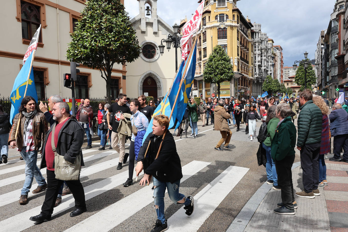 Las imágenes que deja la manifestación en Oviedo por la oficialidad del asturiano