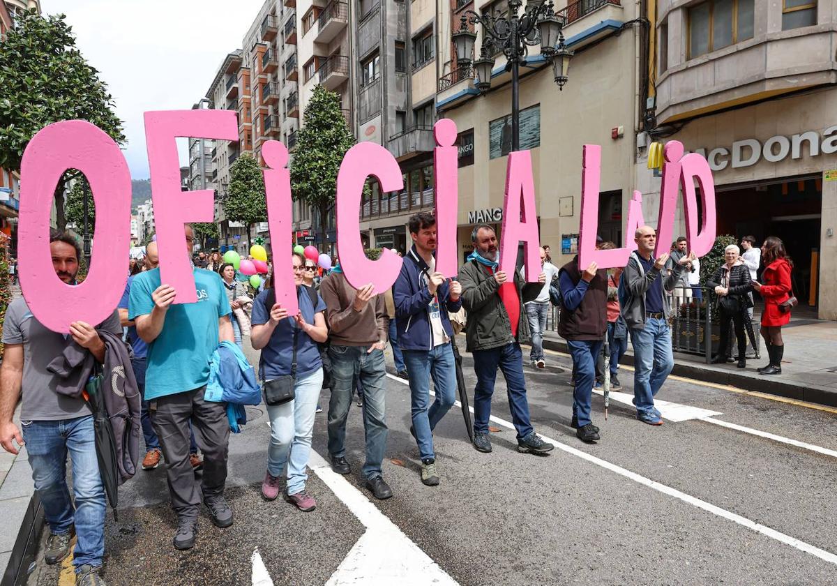 Las imágenes que deja la manifestación en Oviedo por la oficialidad del asturiano