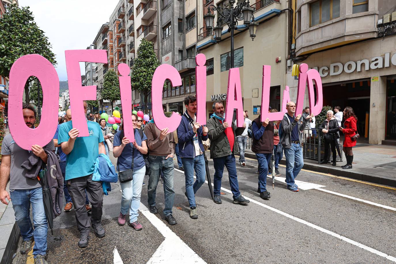 Las imágenes que deja la manifestación en Oviedo por la oficialidad del asturiano