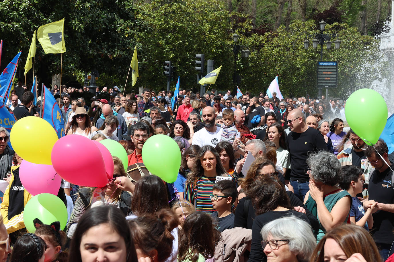 Las imágenes que deja la manifestación en Oviedo por la oficialidad del asturiano