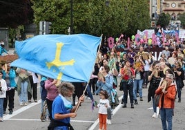 Los manifestantes, a su paso por la calle Uría.