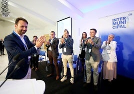 Queipo junto a alcaldes y representantes del PP de distintos municipios asturianos.