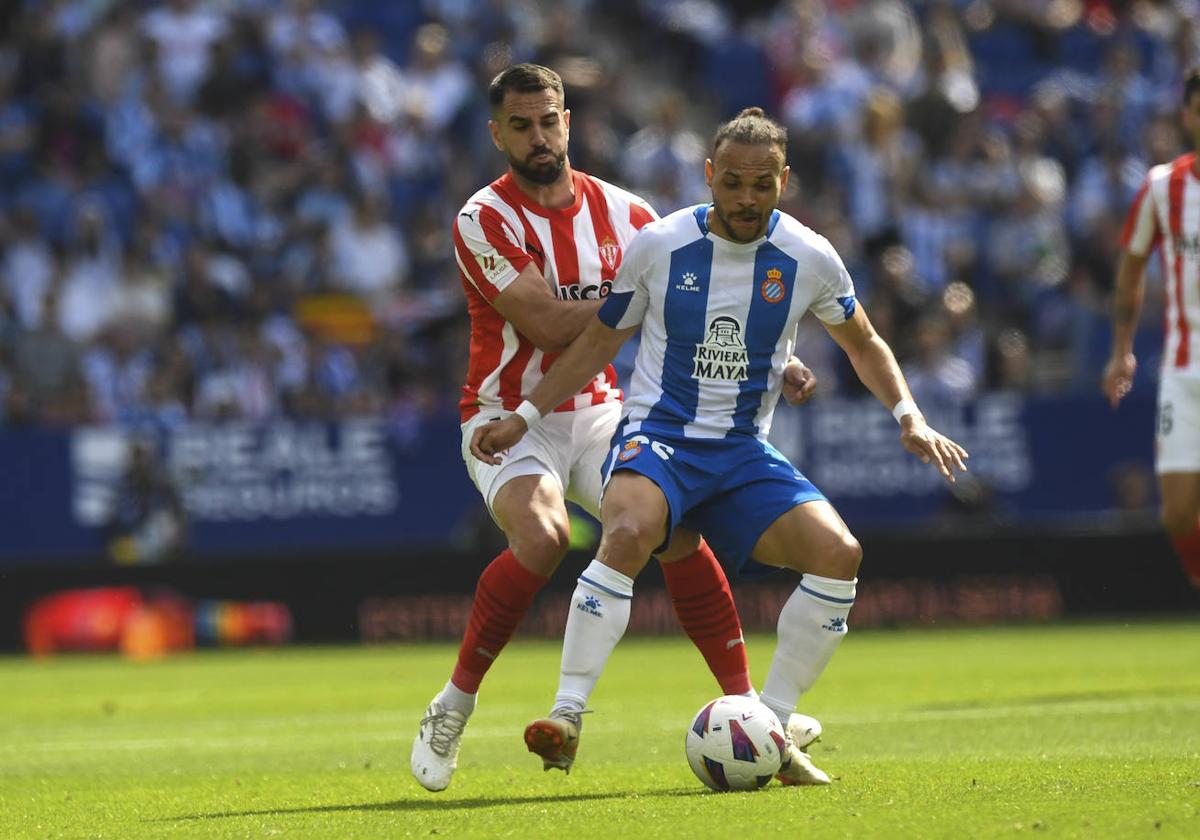 Una jugada durante el encuentro Espanyol-Sporting