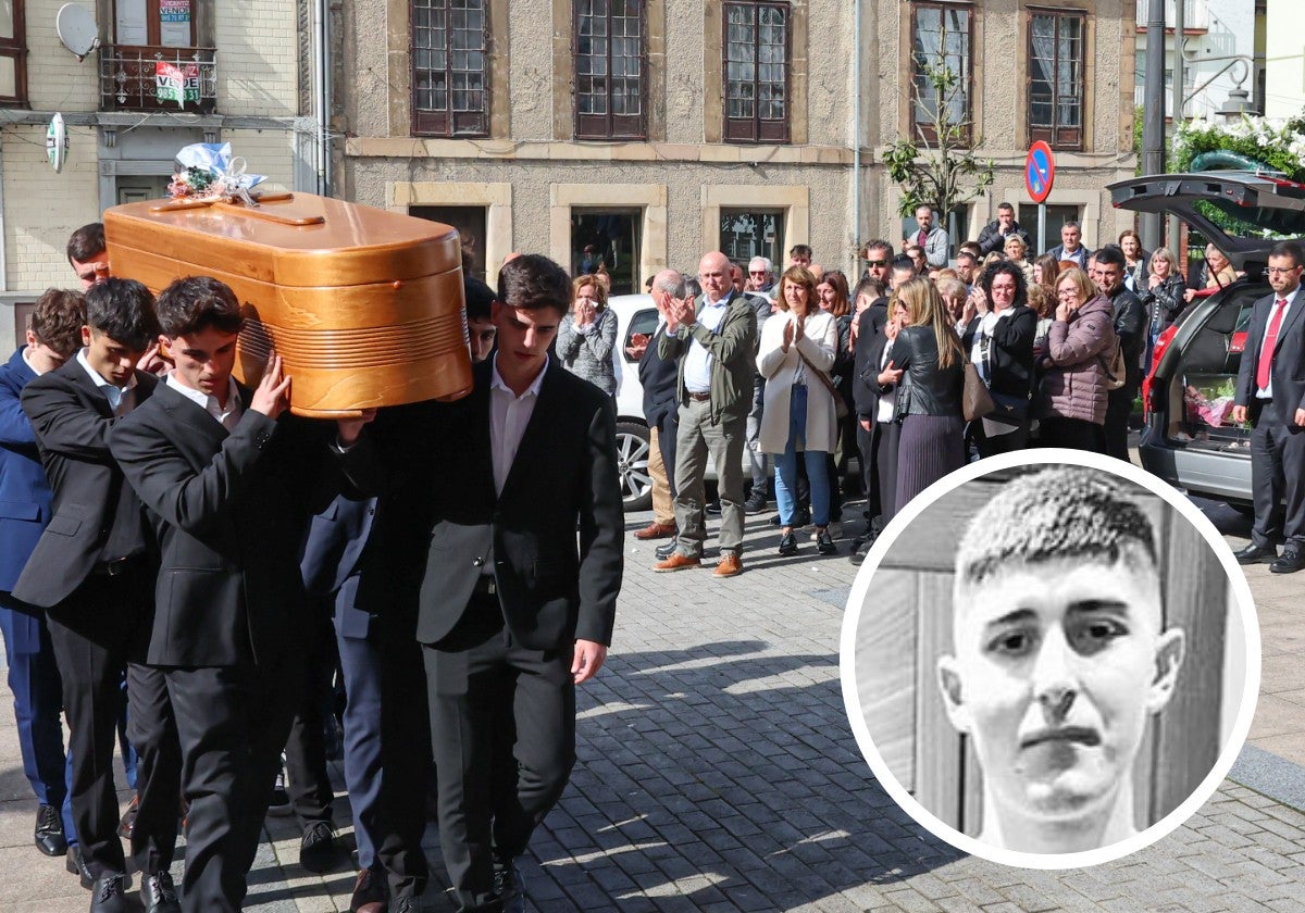 Un grupo de amigos de Daniel Diego Vigil porta el féretro con sus restos mortales en las inmediaciones de la iglesia de San Pedro.