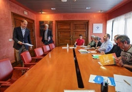 Inicio de la reunión del Sespa con los representantes del comité de empresa del Hospital de Jove.