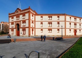 Fachada principal de la plaza de toros de Gijón.