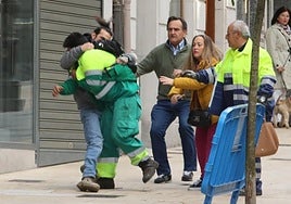 El viandante agarra al ladrón tras cometer el robo.