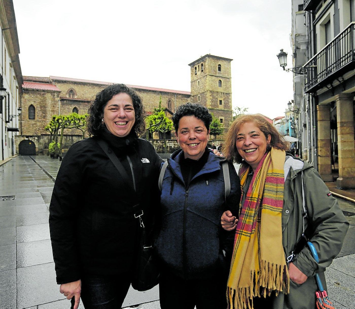Turistas de Bilbao y Santiago, el pasado sábado en Avilés.