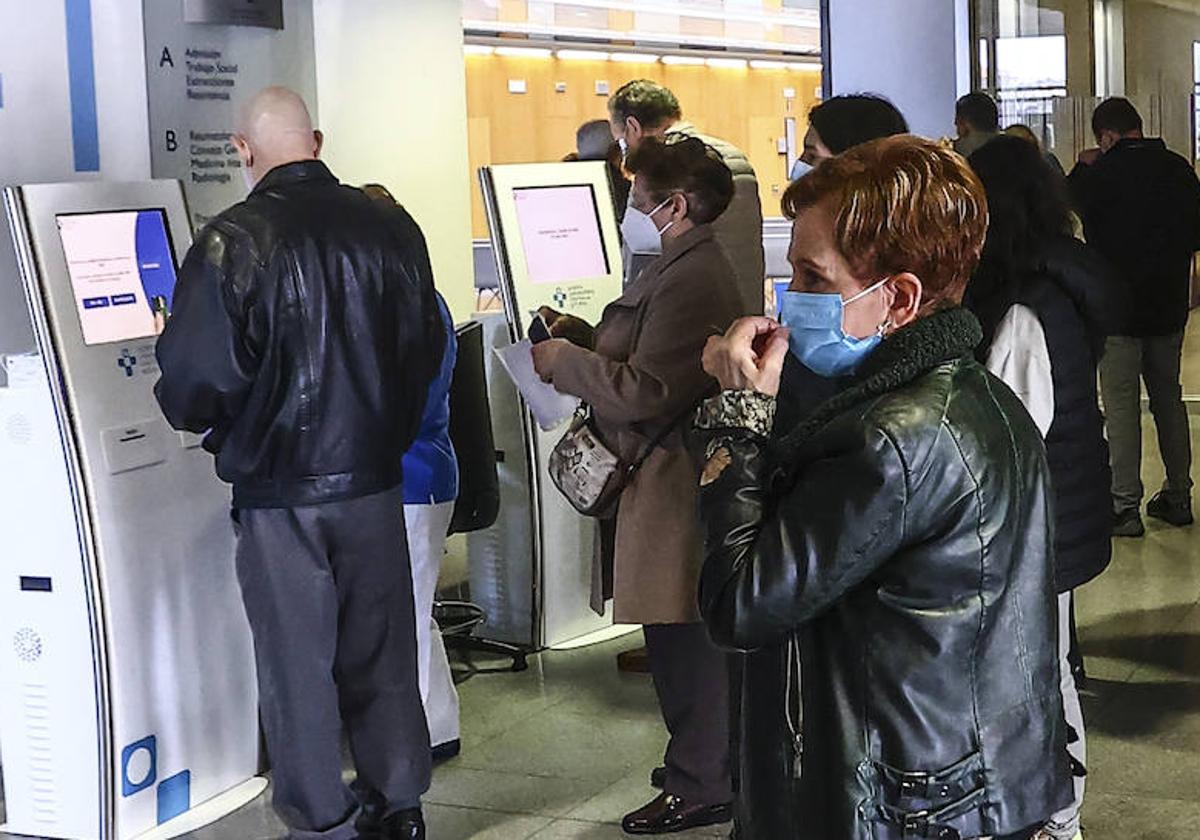 Varios pacientes hacen cola en el HUCA.