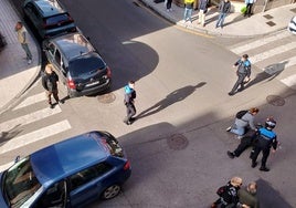 Agentes de la Policía Local en el lugar del accidente.