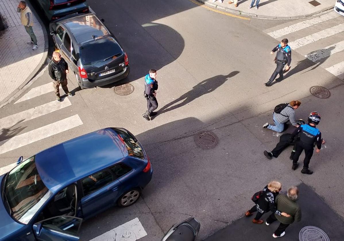 Agentes de la Policía Local en el lugar del accidente.