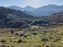 Lo mejor del Jascal no son sólo sus privilegiadas vistas hacia los tres macizos de los Picos de Europa, Ponga, el Sueve o el Cuera: el camino para llegar a él discurre por terrenos únicos y mágicos, cargados de piedra, verdes, vida salvaje e historia de Asturias