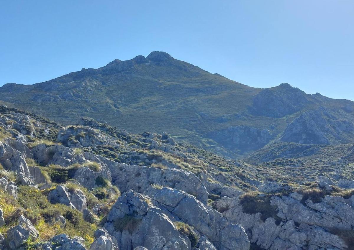 Imagen secundaria 1 - Vistas hacia Santa María de Enol/ pico Jascal desde collado la Muda/majada Belbín