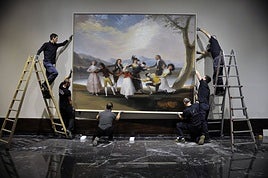 Instalación de una obra de Francisco de Goya, 'La gallina ciega', en el Museo de Bellas Artes de Bilbao en el año 2018.