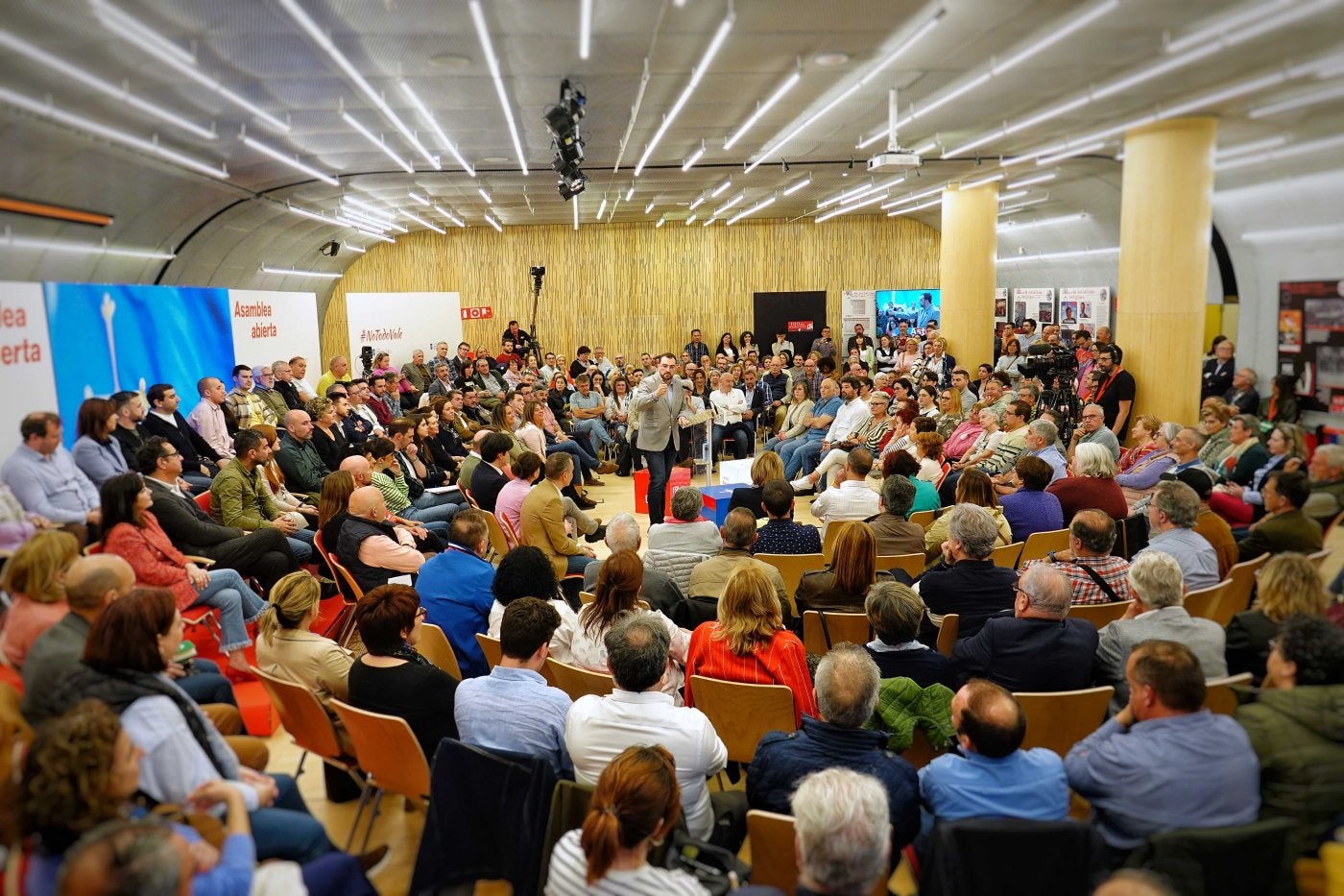 Adrián Barbón, en el centro, durante la intervención inicial de la asamblea.