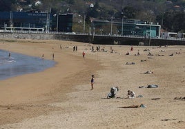 La playa de San Lorenzo de Gijón con algunos usuarios aprovechando los rayos del sol y el buen tiempo.