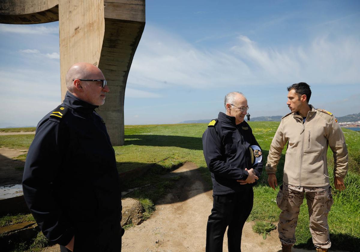 Así es la búsqueda de proyectiles de artillería en la costa de Gijón