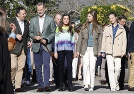 EL Rey Felipe, la Reina Letizia, la Infanta Sofía y la Princesa Leonor, en la entrega del Pueblo Ejemplar de Asturias 2023, donde recibieron numerosos obsequios.