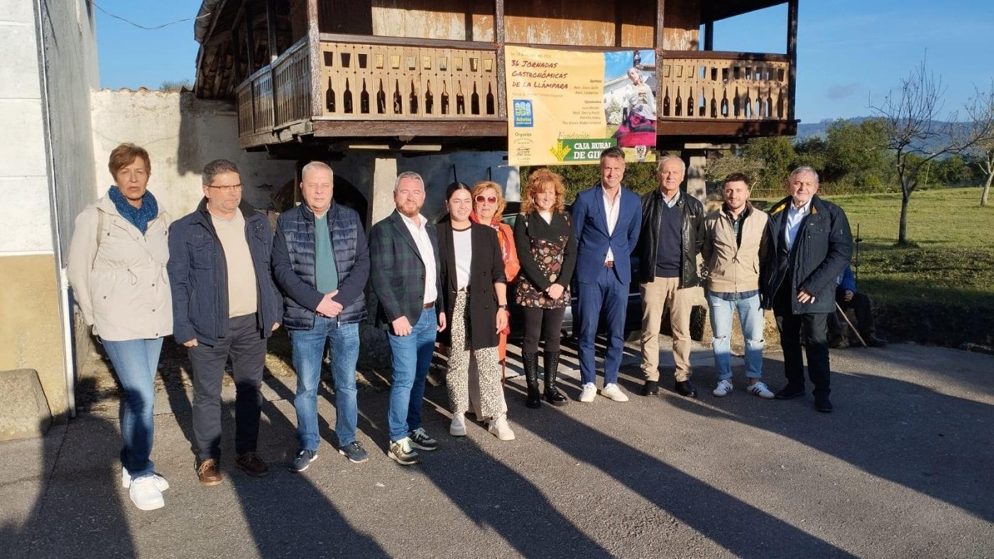 Hosteleros y autoridades en la presentación de la trigesimosexta edición de las Jornadas Gastronómicas de la Llámpara.