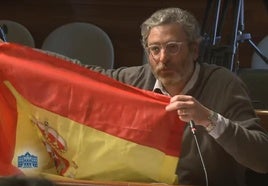 El diputado de Vox, Javier Jové Sandoval, ofrece una bandera de España a la consejera.