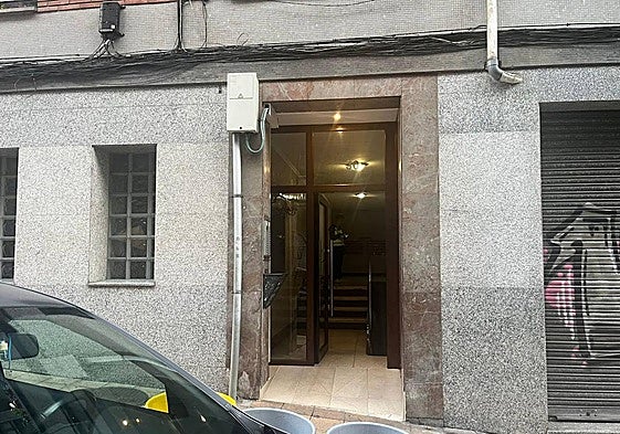 El portal donde residía la anciana fallecida.