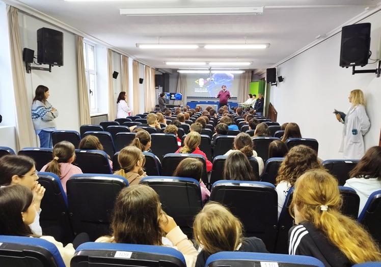 Alumnos de primero de la ESO A, B y C atentos a la grabación