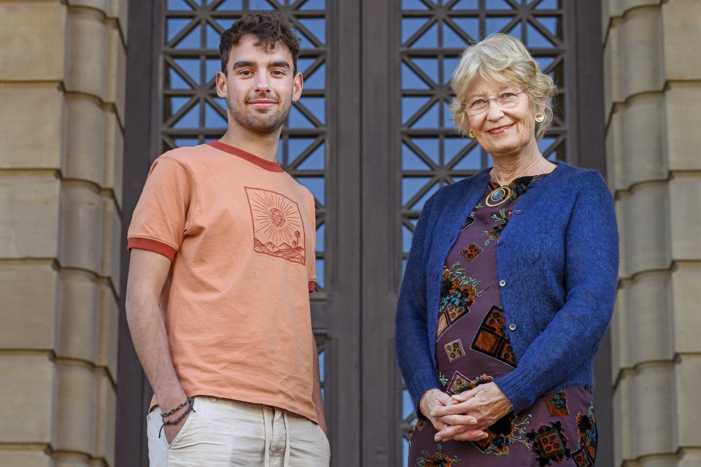 Oriol Blázquez y Susan Webb, en la Facultad de Medicina de la Universidad de Barcelona.