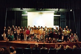 Foto de familia de los jóvenes de los concejos del Occidente que presentaron sus propuestas y proyectos.