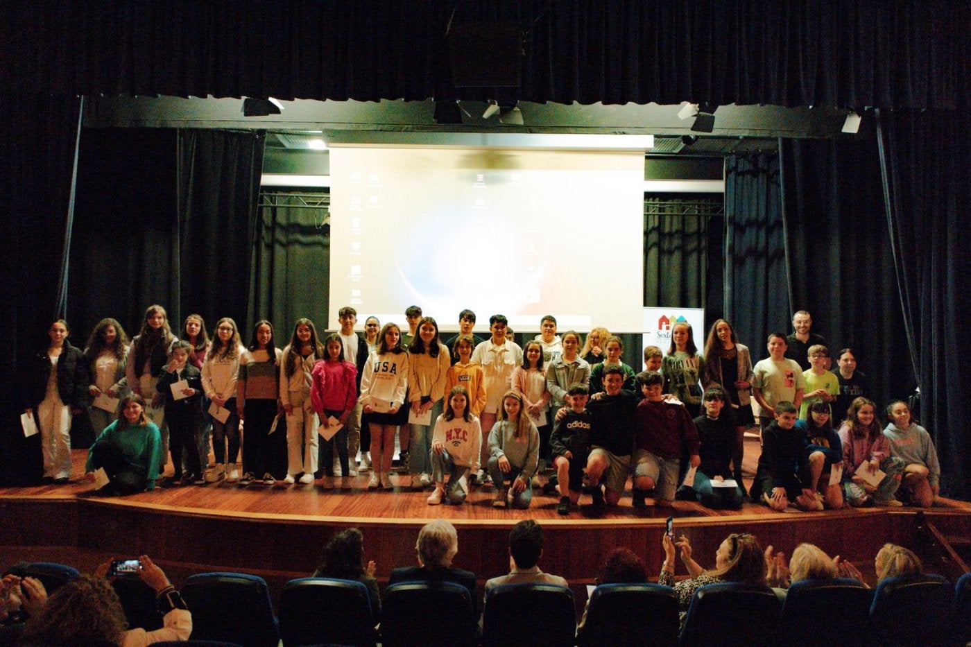 Foto de familia de los jóvenes de los concejos del Occidente que presentaron sus propuestas y proyectos.