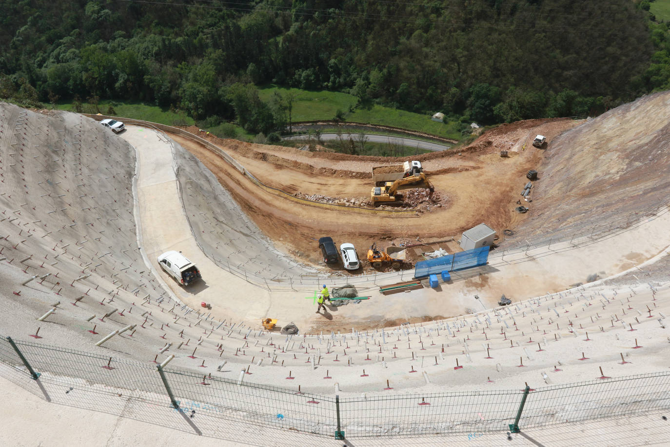 Treinta millones y 50 operarios construyen en Casazorrina el mayor talud de España