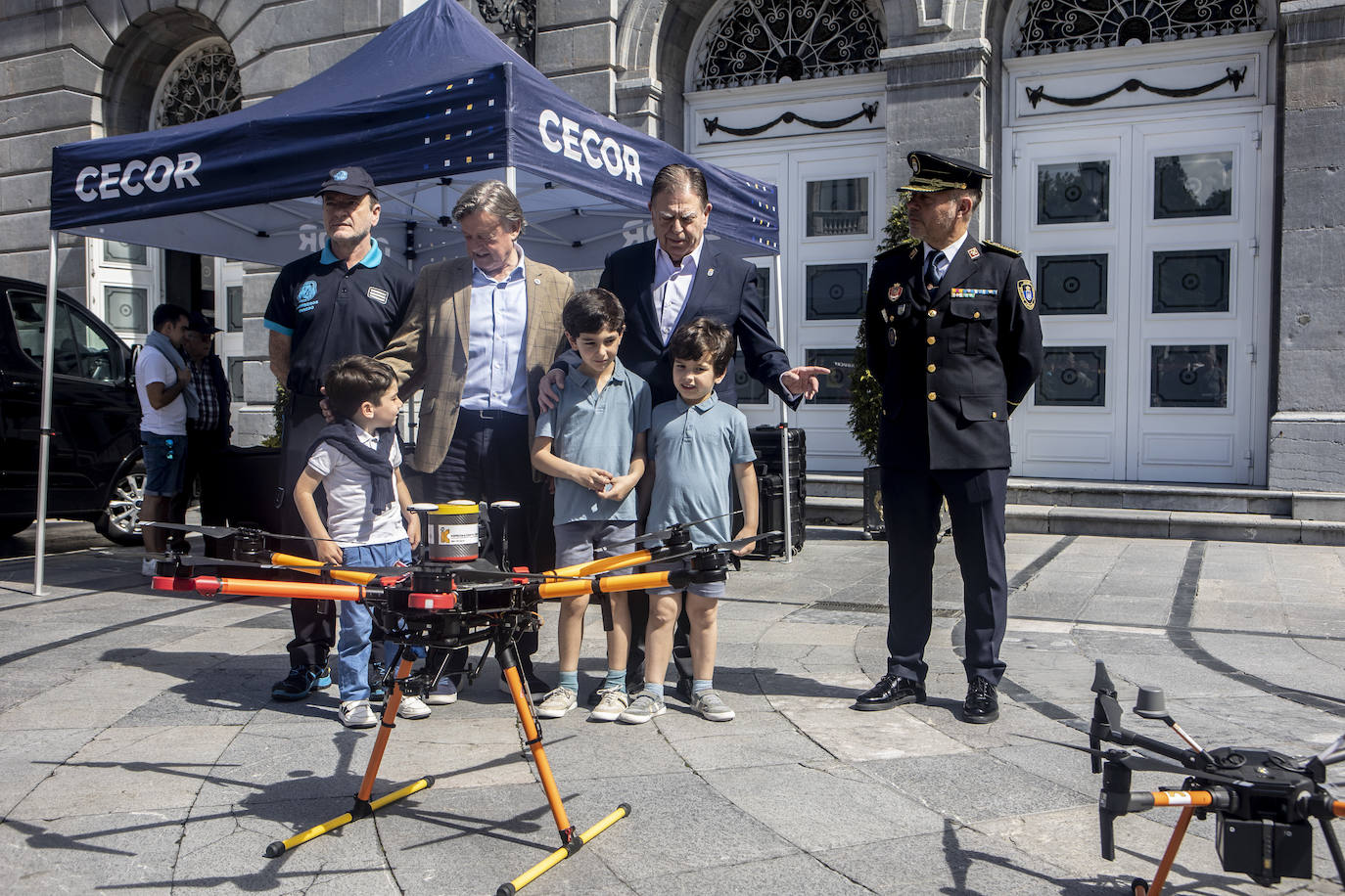 Los niños de Oviedo se convierten en bomberos y policías
