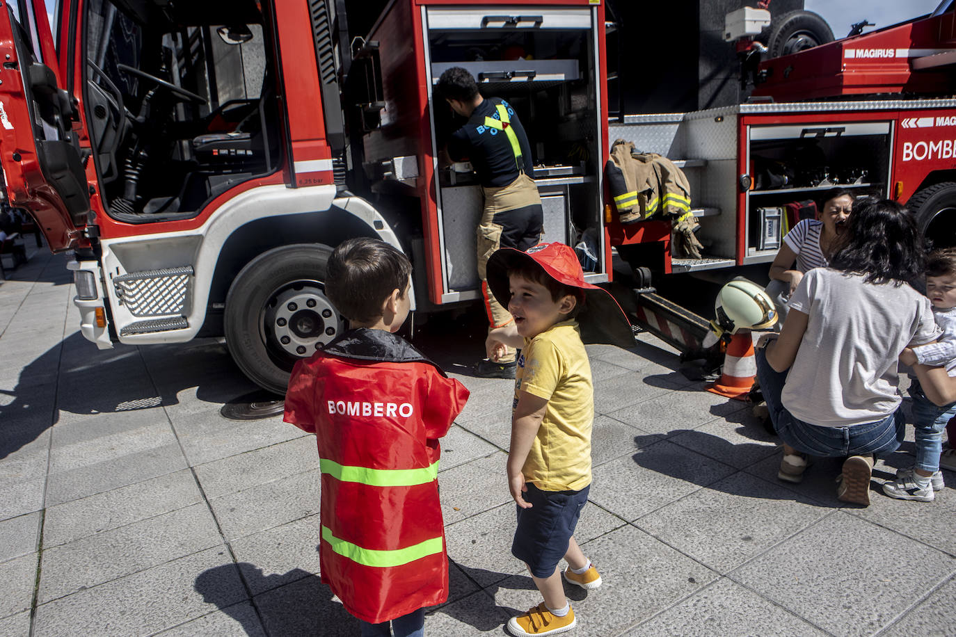 Los niños de Oviedo se convierten en bomberos y policías