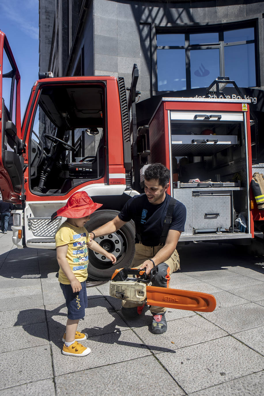 Los niños de Oviedo se convierten en bomberos y policías