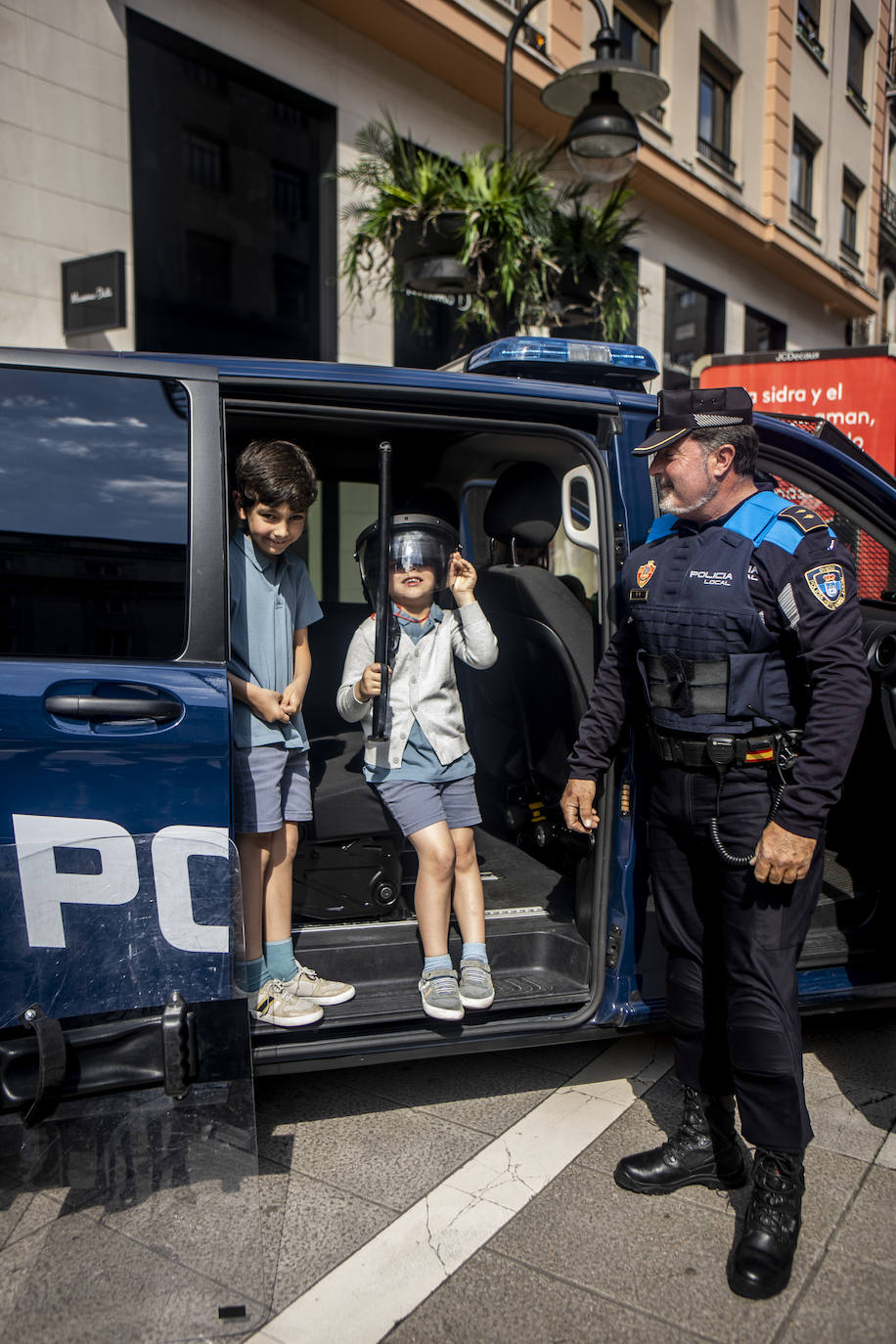 Los niños de Oviedo se convierten en bomberos y policías