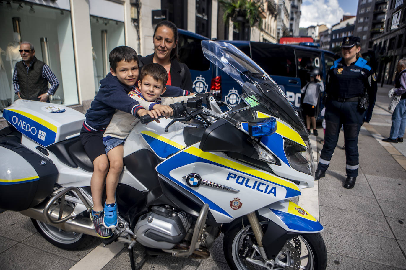 Los niños de Oviedo se convierten en bomberos y policías