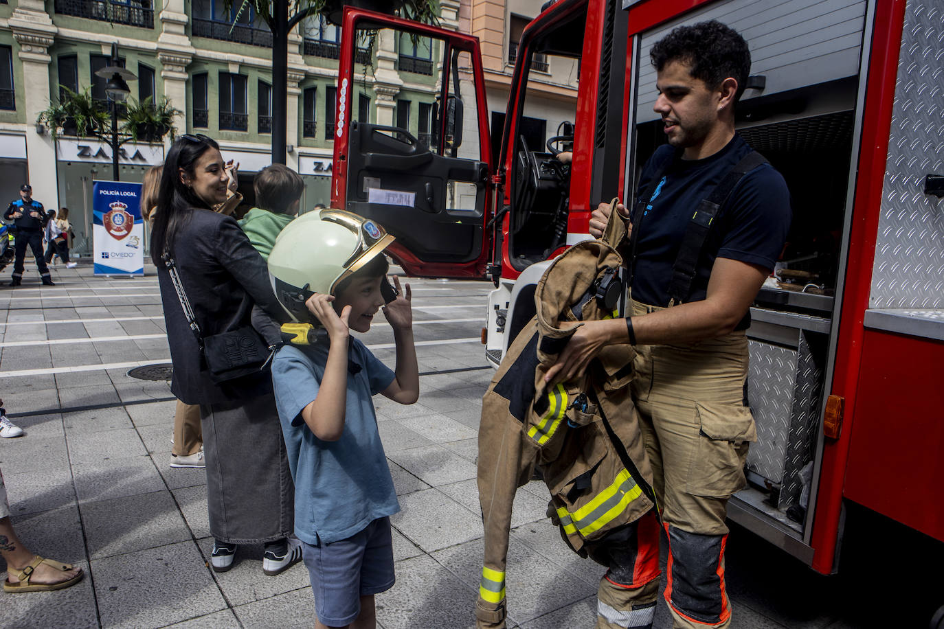 Los niños de Oviedo se convierten en bomberos y policías