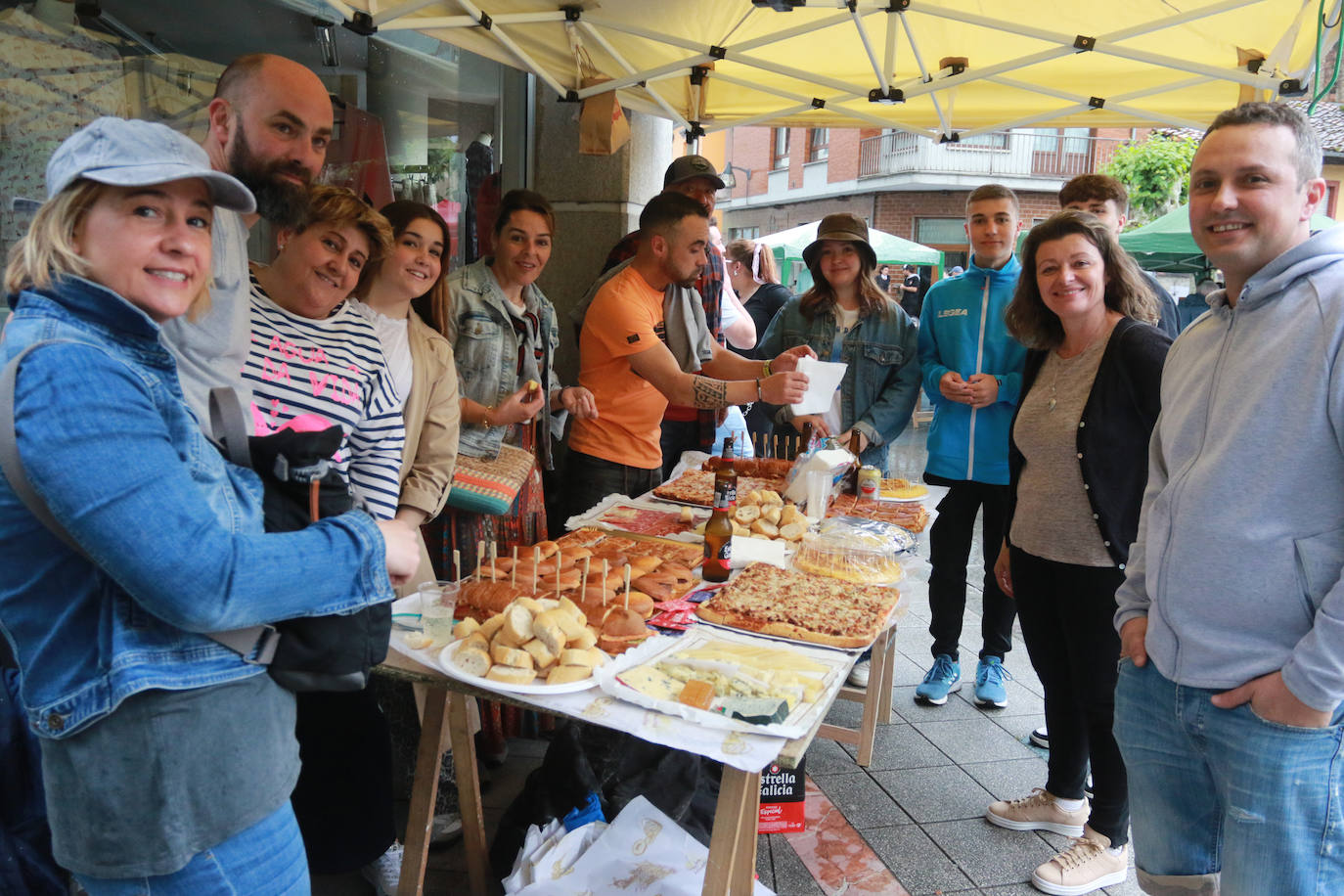 La comida en la calle de Laviana, en imágenes