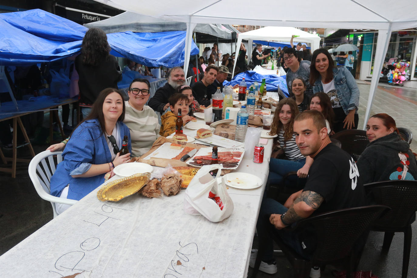 La comida en la calle de Laviana, en imágenes